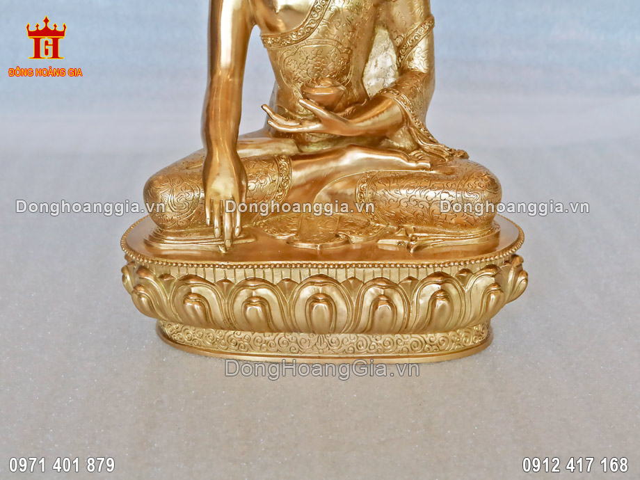 Từng đường nét trên pho tượng Phật được nghệ nhân chế tác tỉ mỉ và tinh xảo nhất